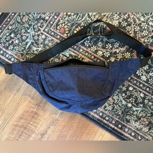 BAGGU crescent fanny pack